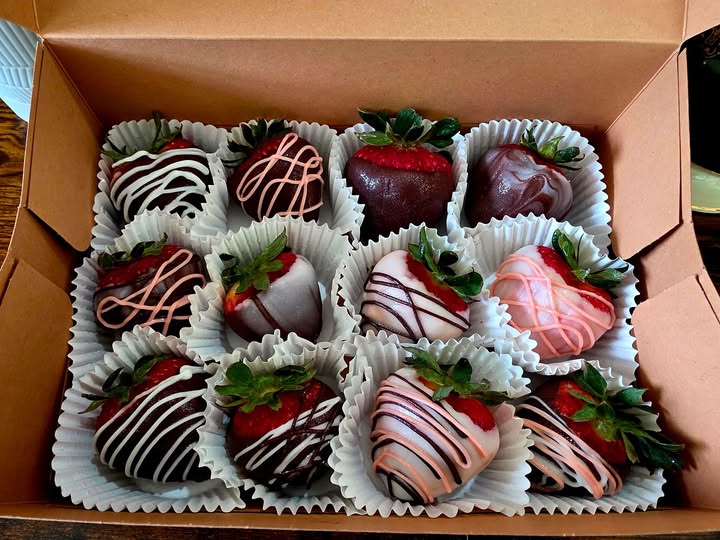 Velvet Wing fresh chocolate-dipped strawberry gift order