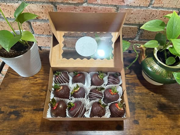 Velvet Wing decorated strawberry order ready for pickup
