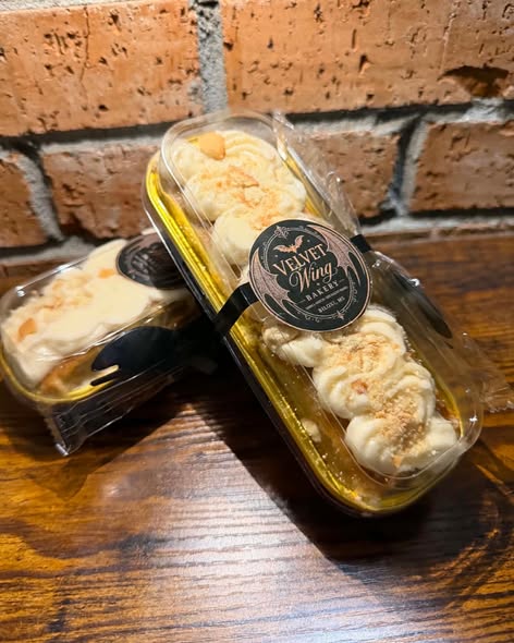 Velvet Wing banana cream mini cake presentation