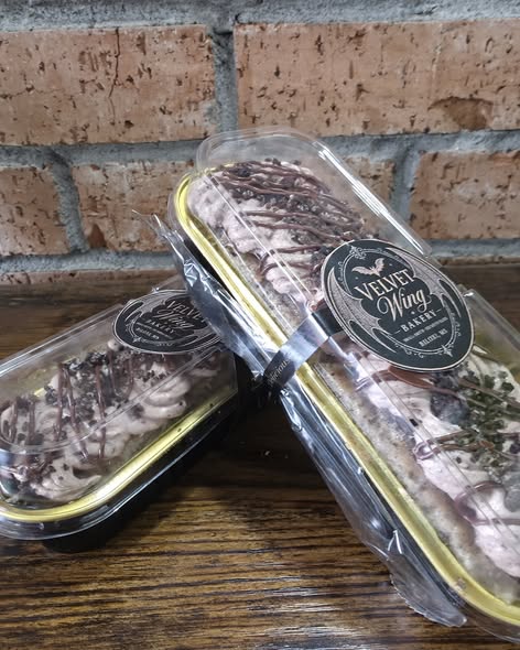 Velvet Wing Cookies & Cream mini cake